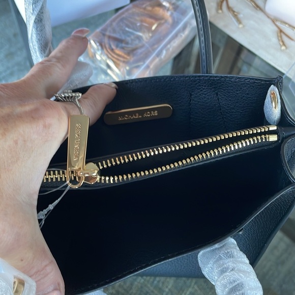 Michael Kors New with tags 9” x 71/2” black leather 2 way bag - Picture 4 of 5